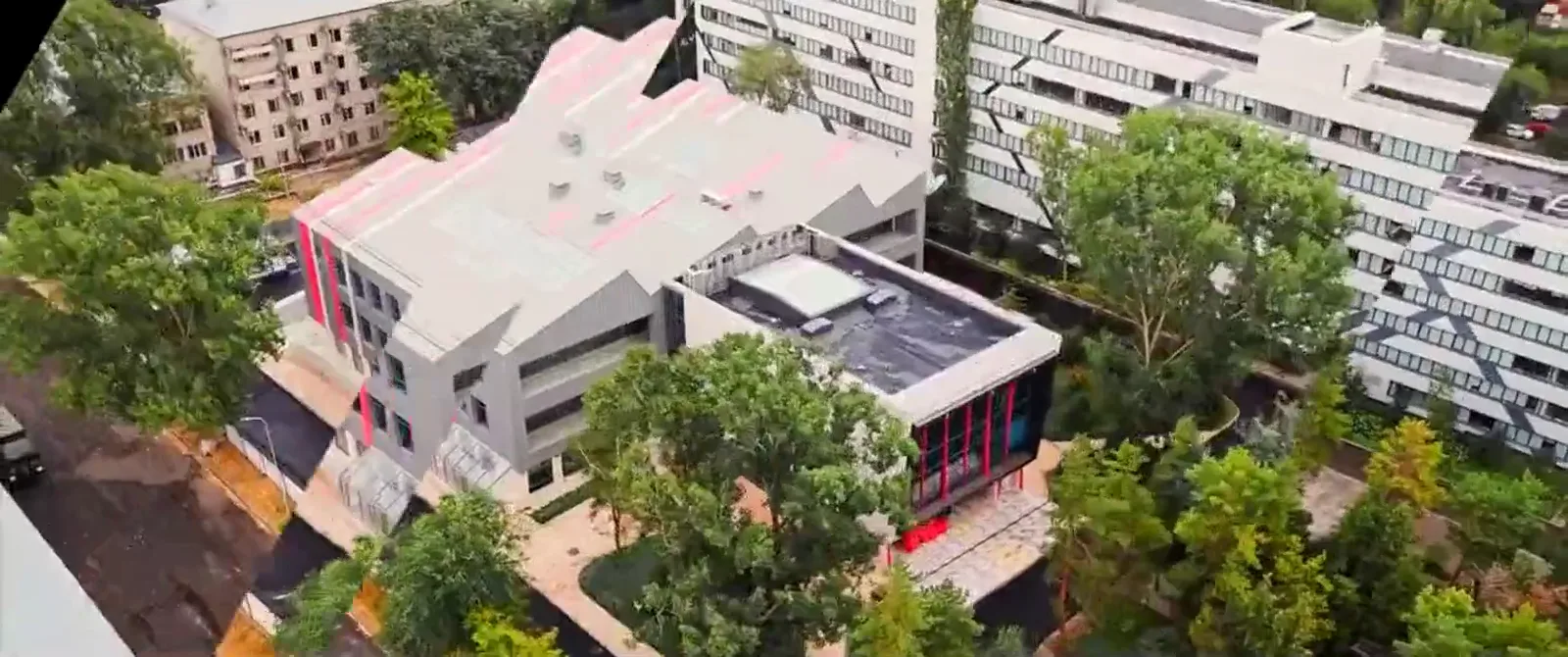 Вид сверху на кампус Narxoz Business School среди деревьев