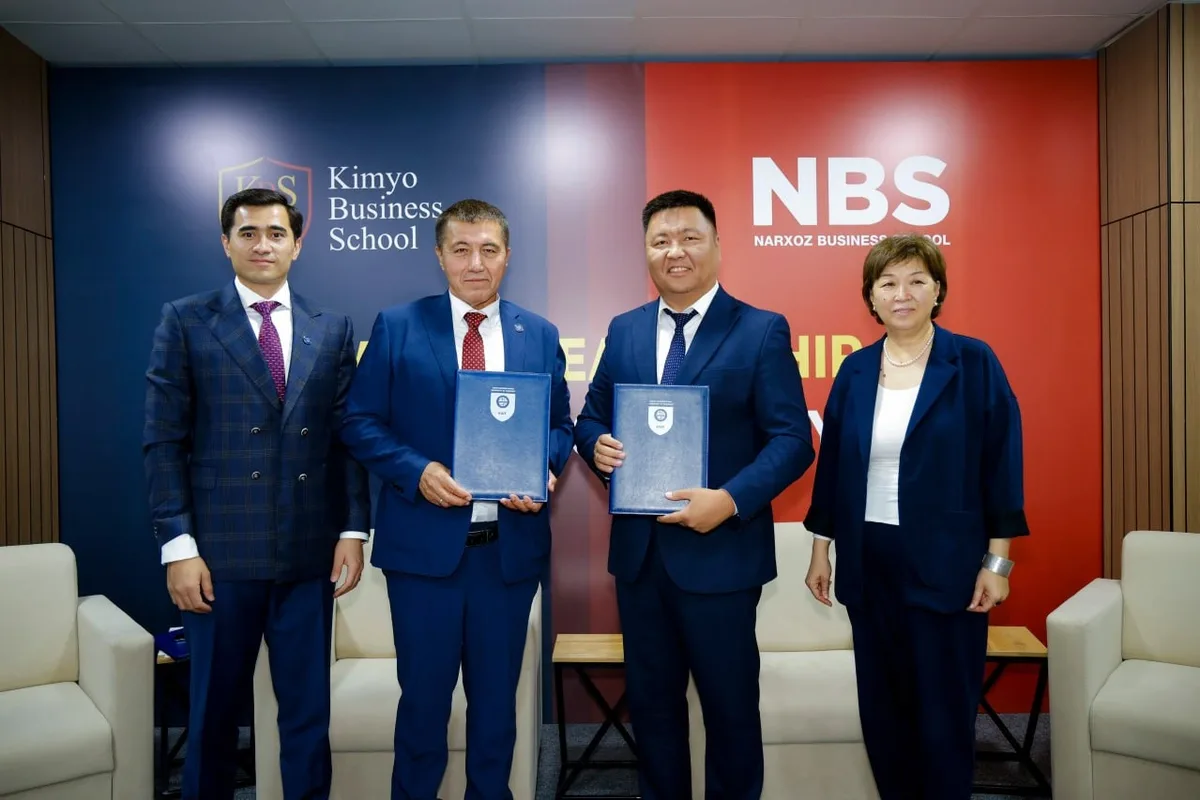 Руководители Kimyo Business School и Narxoz Business School на подписании меморандума